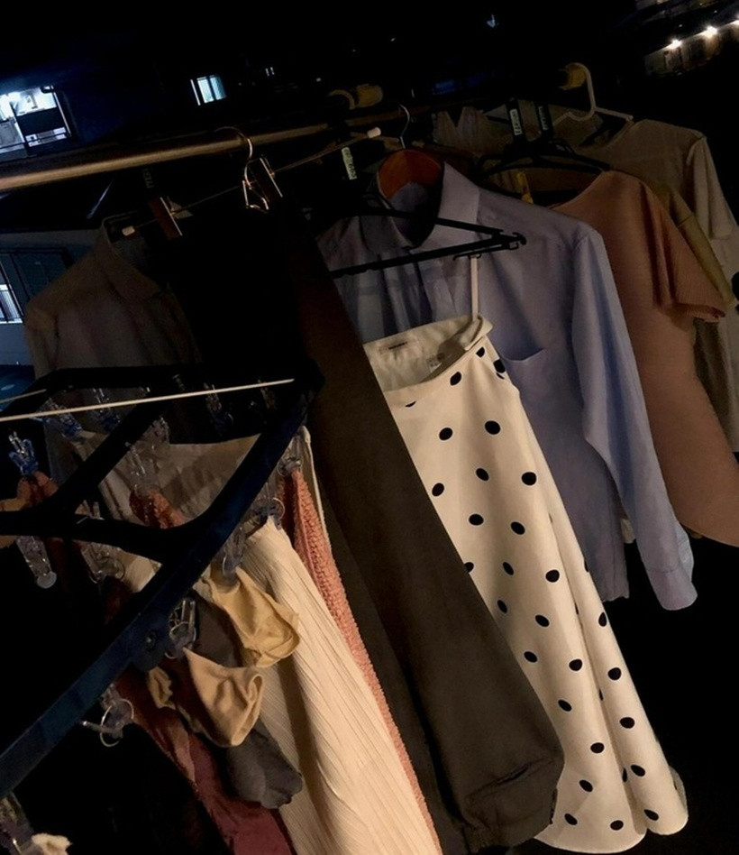 Treo quần áo ở nơi ẩm thấp như phòng tắm, gầm cầu thang hoặc góc nhà thiếu ánh sáng, chúng sẽ rất lâu khô, thường xuyên trong tình trạng ẩm ướt, tạo điều kiện lý tưởng cho vi khuẩn và nấm mốc sinh sôi.