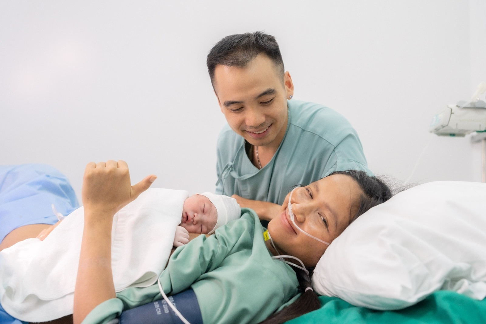 Ông xã HHen Niê lập tức kiểm tra 1 điều khi con ra đời