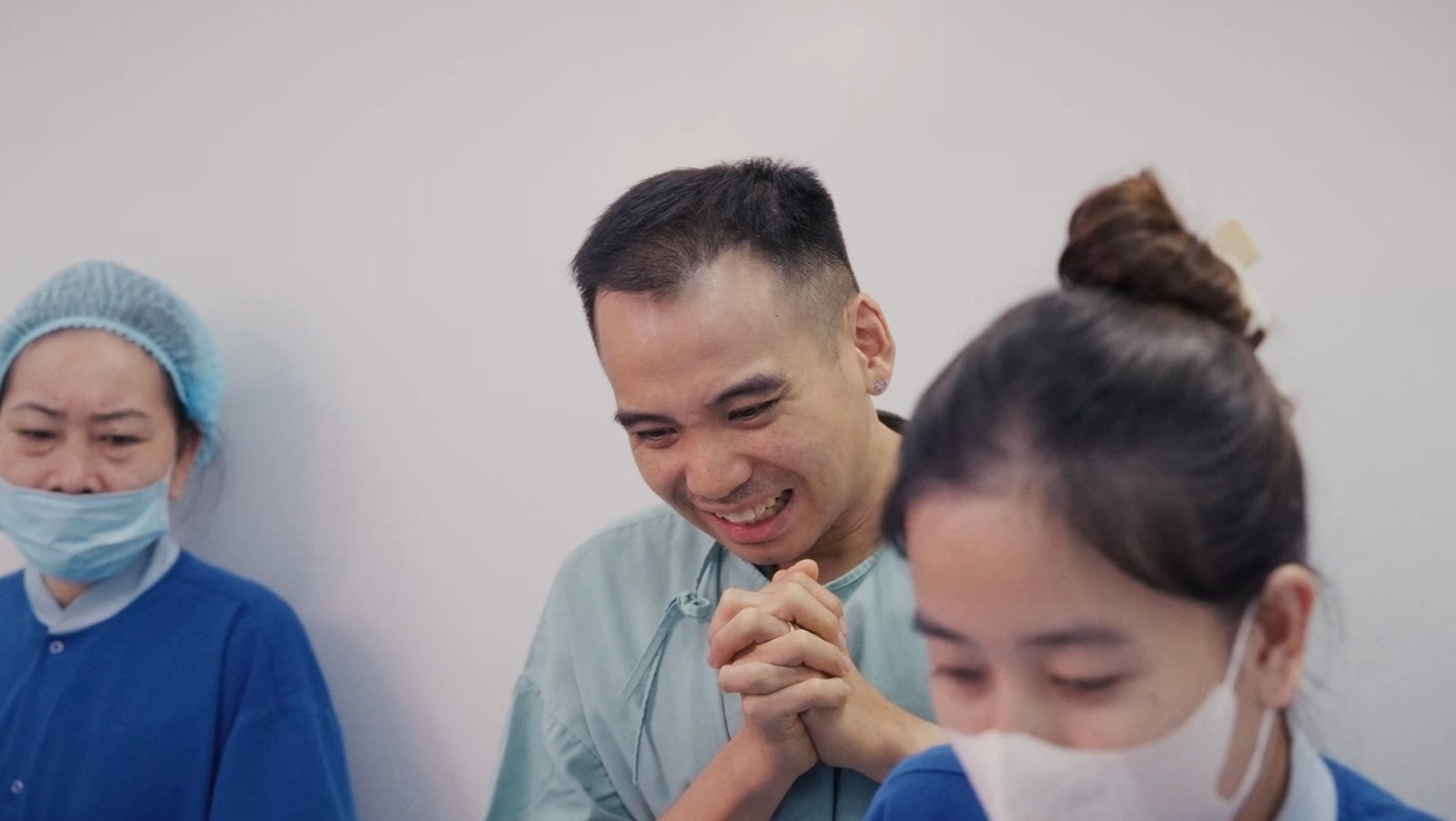 Ông xã HHen Niê lập tức kiểm tra 1 điều khi con ra đời