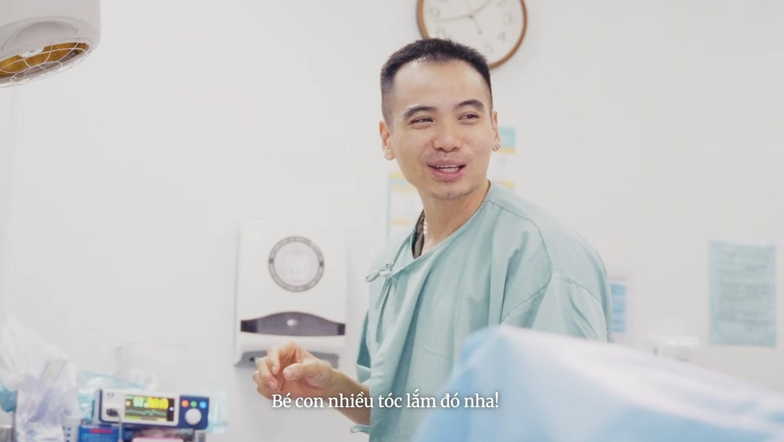 Ông xã HHen Niê lập tức kiểm tra 1 điều khi con ra đời