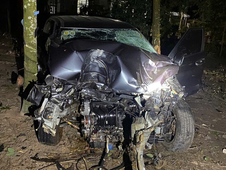 Xe của Nam bị hư hỏng nặng, biến dạng. (Ảnh: B.L)