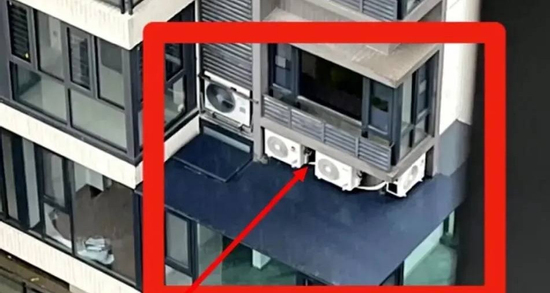 Vừa đi nghỉ về, tá hỏa thấy hàng xóm dựng mái tôn, lắp 4 cục nóng sát cửa sổ