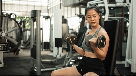 6 động tác trên ghế giúp cánh tay săn chắc trong 30 ngày- Ảnh 6.