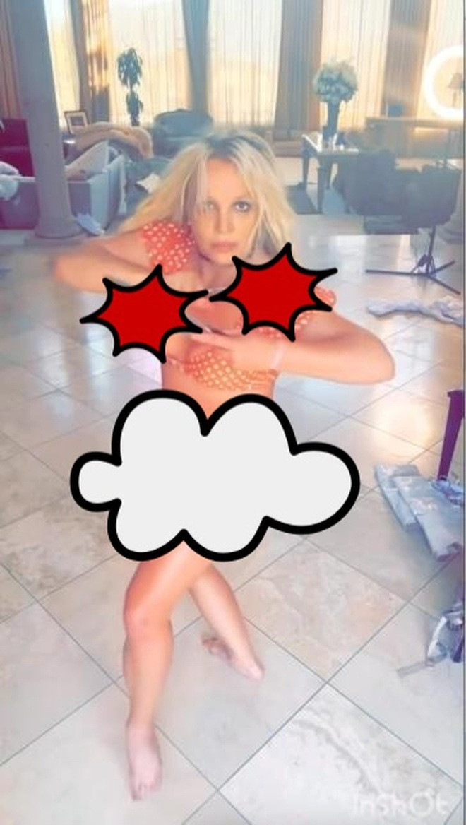 britney spears dances fake knive