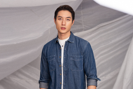 Đây mới là cách mặc áo thun phối sơ mi nam đơn giản, dễ mặc