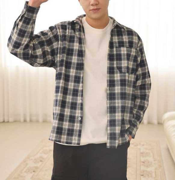 Đây mới là cách mặc áo thun phối sơ mi nam đơn giản, dễ mặc - Ảnh 2.