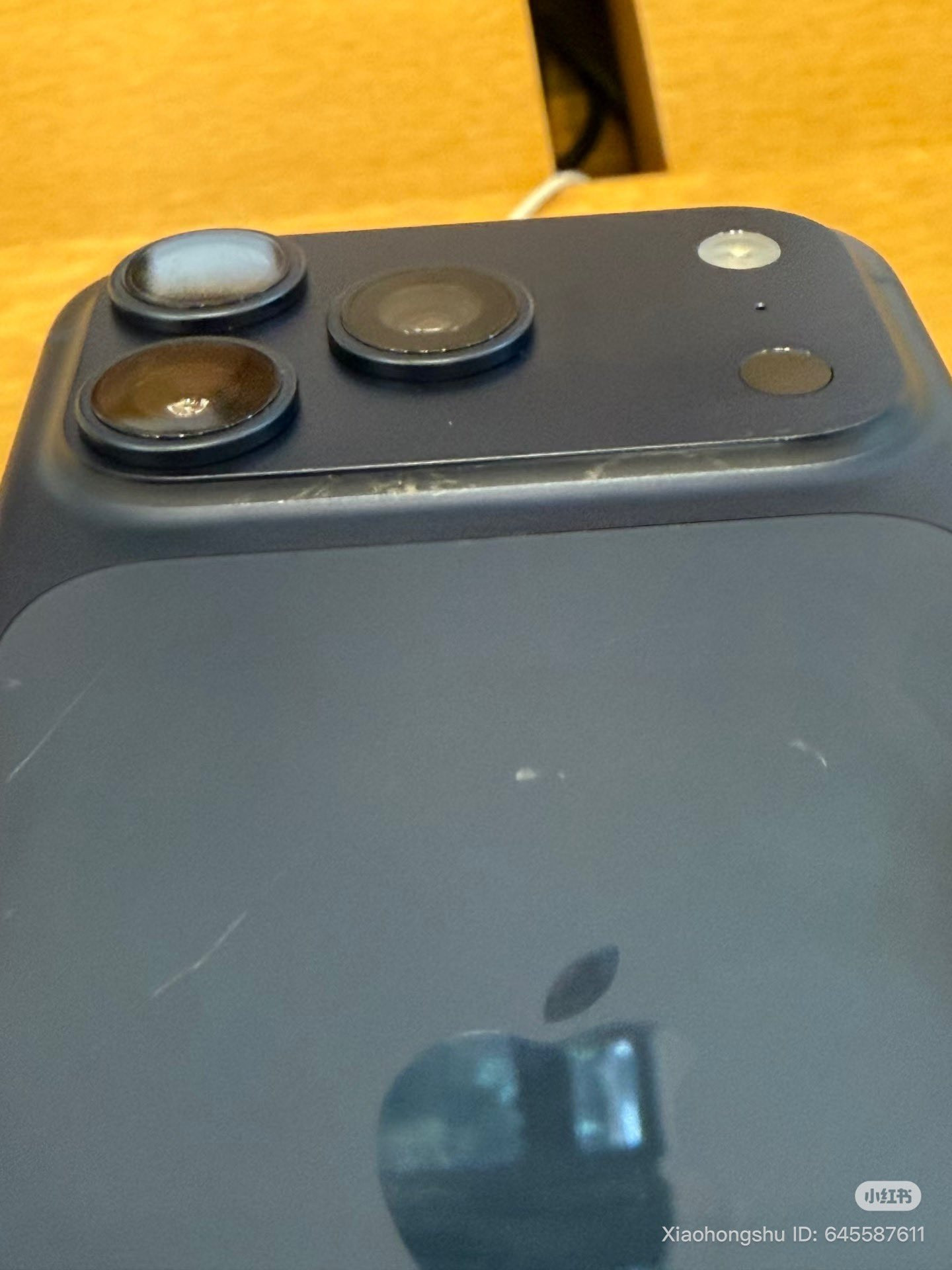 iphone 17 pro tray xuoc 2.jpg