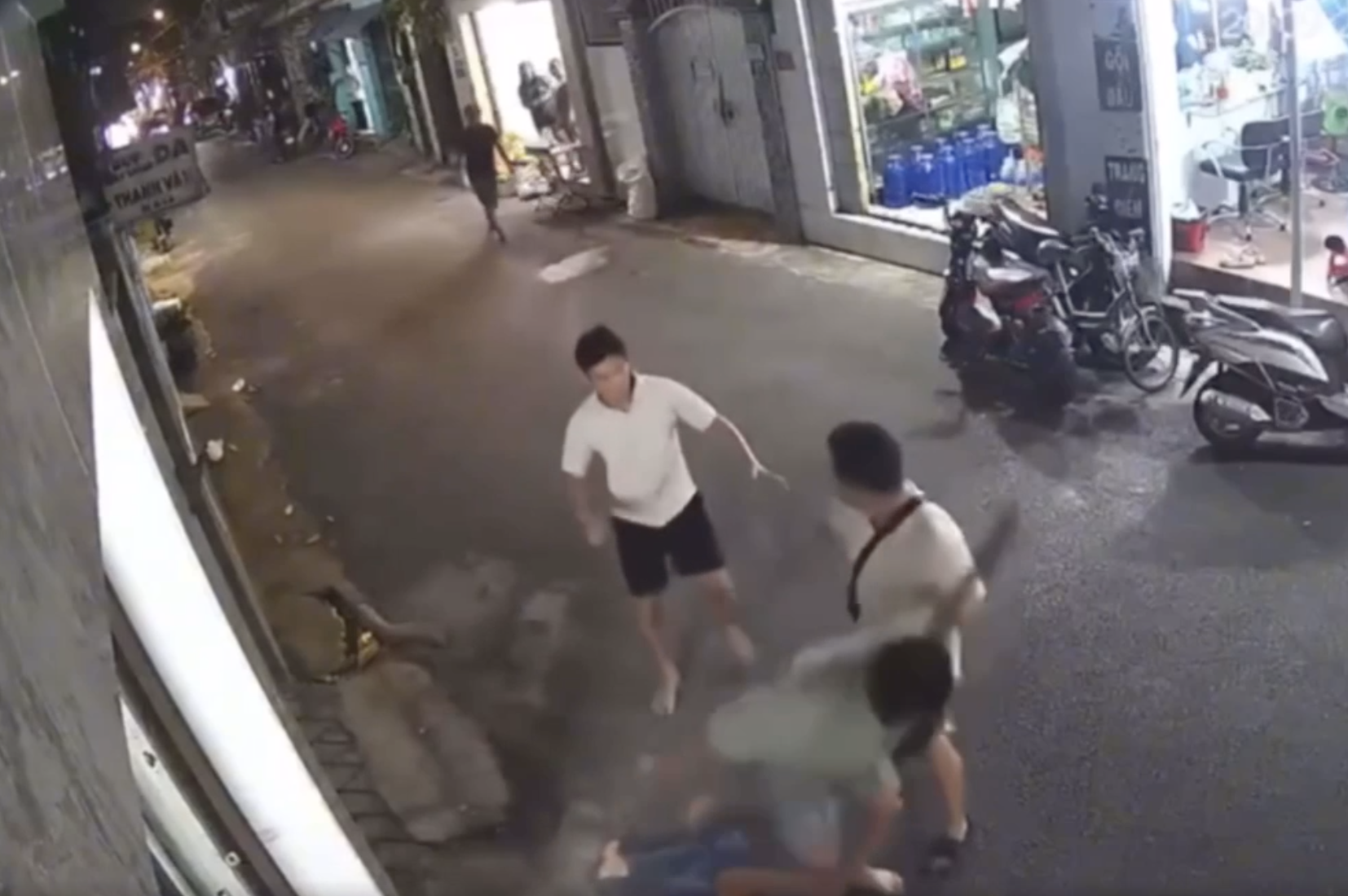 Làm rõ vụ người đàn ông bị hai thanh niên đánh đến ngất xỉu giữa đường ở TP HCM- Ảnh 1.