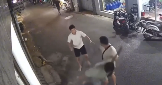 Làm rõ vụ người đàn ông bị hai thanh niên đánh đến ngất xỉu giữa đường ở TP HCM