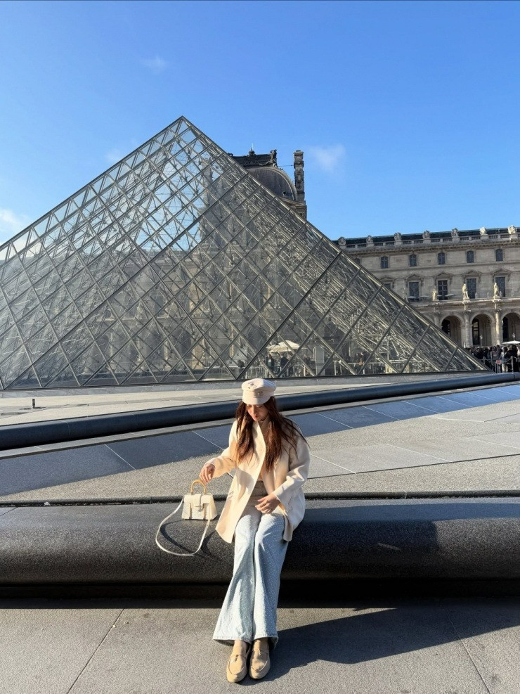 Lương Thùy Linh không thèm trang điểm để mặt mộc lượn khắp Châu