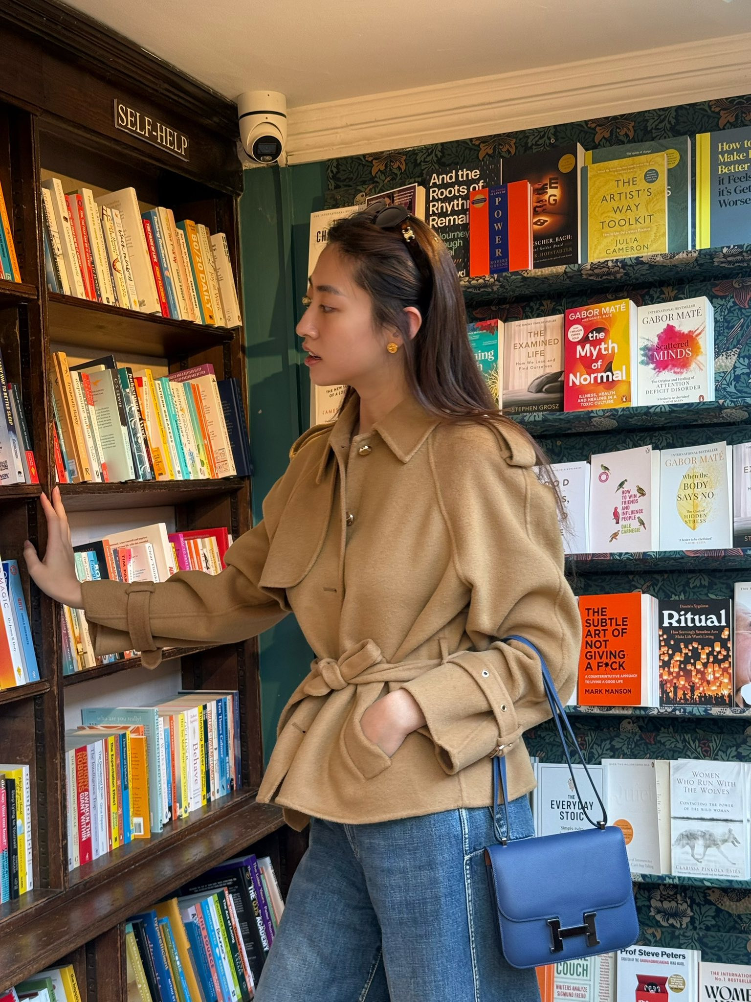 Lương Thùy Linh không thèm trang điểm để mặt mộc lượn khắp Châu