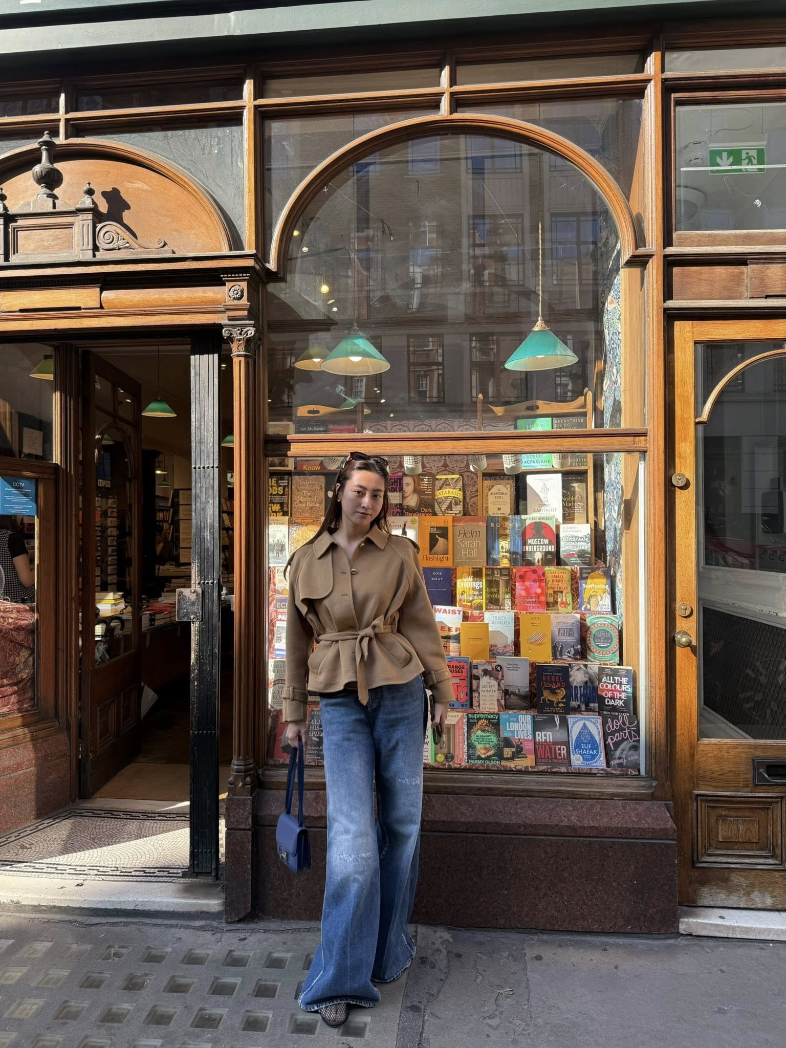 Lương Thùy Linh không thèm trang điểm để mặt mộc lượn khắp Châu