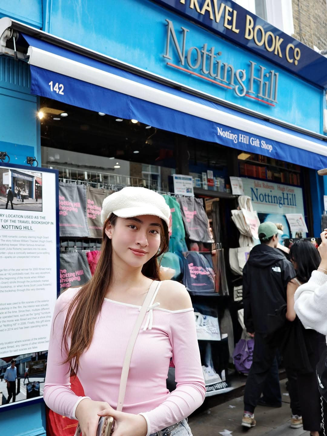 Lương Thùy Linh không thèm trang điểm để mặt mộc lượn khắp Châu