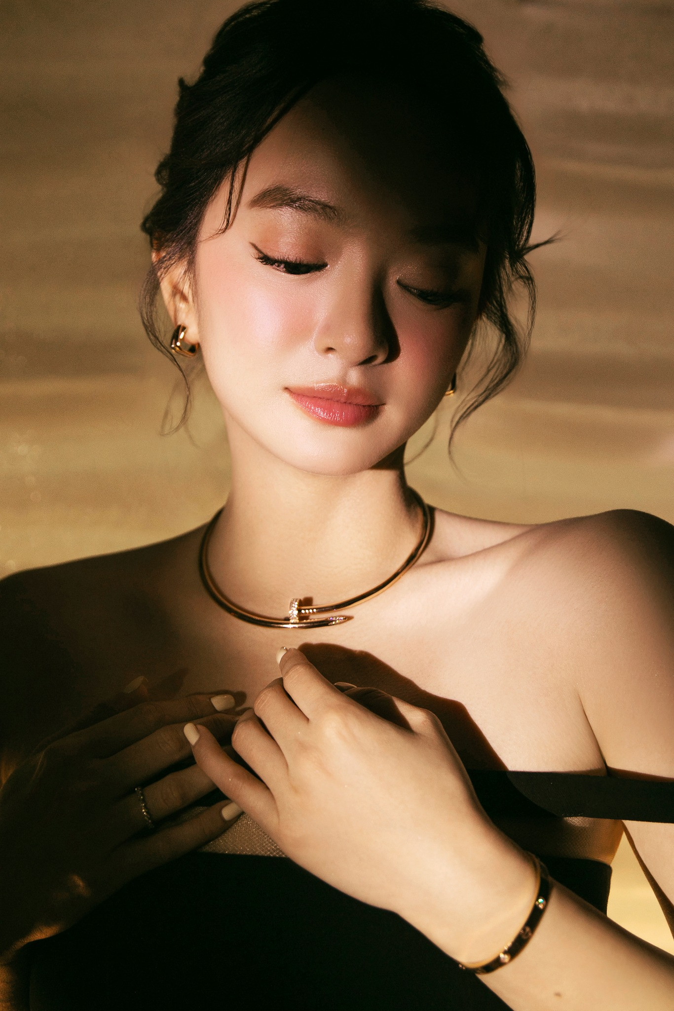 Mỹ nhân 'Tử chiến trên không' sở hữu chiều cao mét rưỡi nhưng vẫn có nhan sắc rực rỡ không thua ai - Ảnh 4.