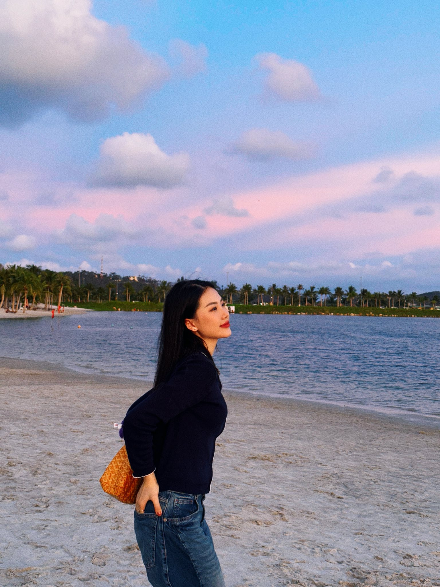 Sắc vóc Bùi Quỳnh Hoa: Nàng hậu biến hóa phong cách thời trang ấn tượng - Ảnh 9.