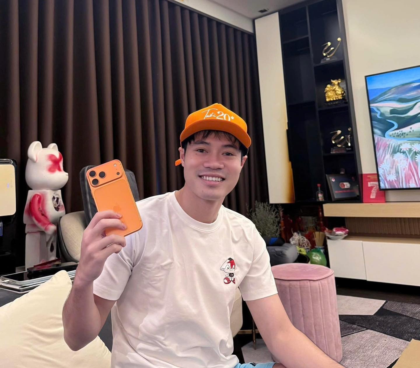 Văn Toàn than trời khi bị Hòa Minzy lừa mua Iphone 17 giá gần 70 triệu