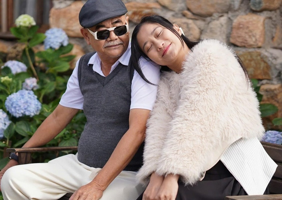 Bạn gái kém 36 tuổi hộ tống NSND Việt Anh đi tập pickleball hì hục độ dáng ở tuổi 70