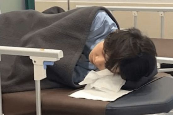 Chàng trai 25 tuổi 'kiệt sức' vì lúc nào cũng… online