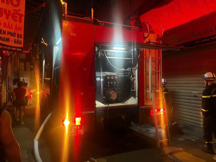 Xe chữa cháy cùng cán bộ, chiến sĩ có mặt tại hiện trường.