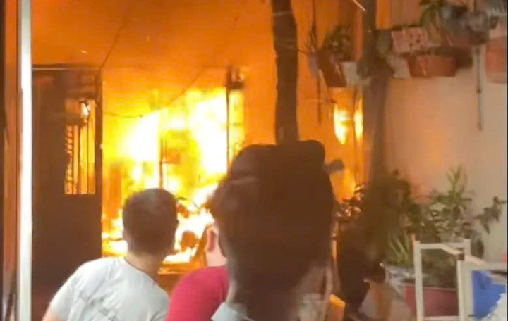 Lửa ngùn ngụt bốc lên tại căn nhà trong ngõ 175 Lạc Long Quân.