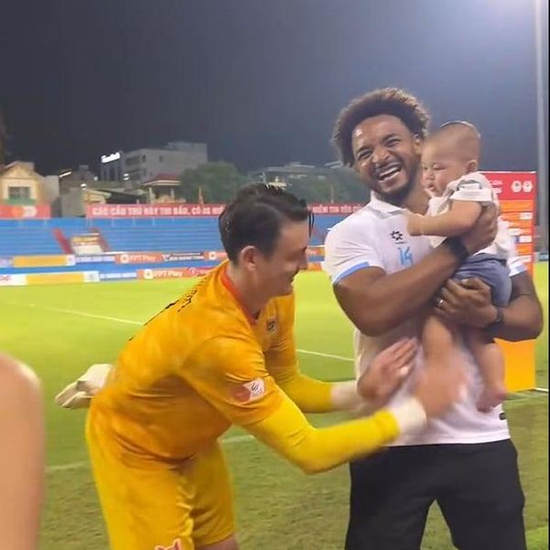 Đặng Văn Lâm có hành động bất ngờ với Nguyễn Xuân Son, 20 năm nữa bóng đá Việt Nam có một ngôi sao mới?
