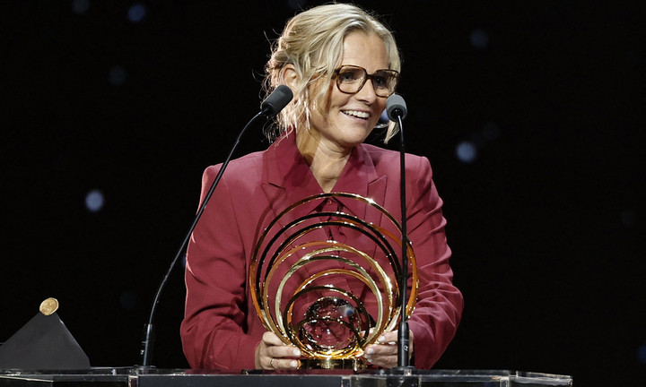 Sarina Wiegman (quốc tịch Hà Lan, hiện dẫn dắt đội tuyển Anh) là huấn luyện viên bóng đá nữ xuất sắc nhất. Thành tích nổi bật của bà là giúp đội tuyển Anh lần thứ hai giành chức vô địch châu Âu. (Ảnh: Reuters)