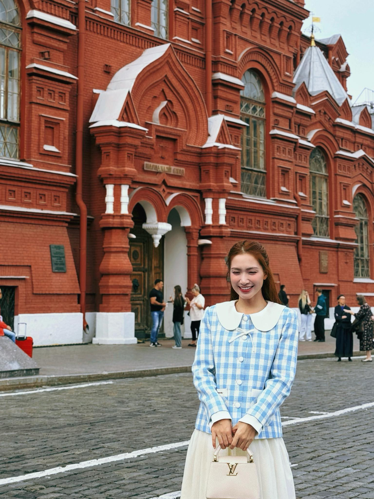 Hòa Minzy xách túi gần 200 triệu chủ tịch tặng vi vu nước Nga