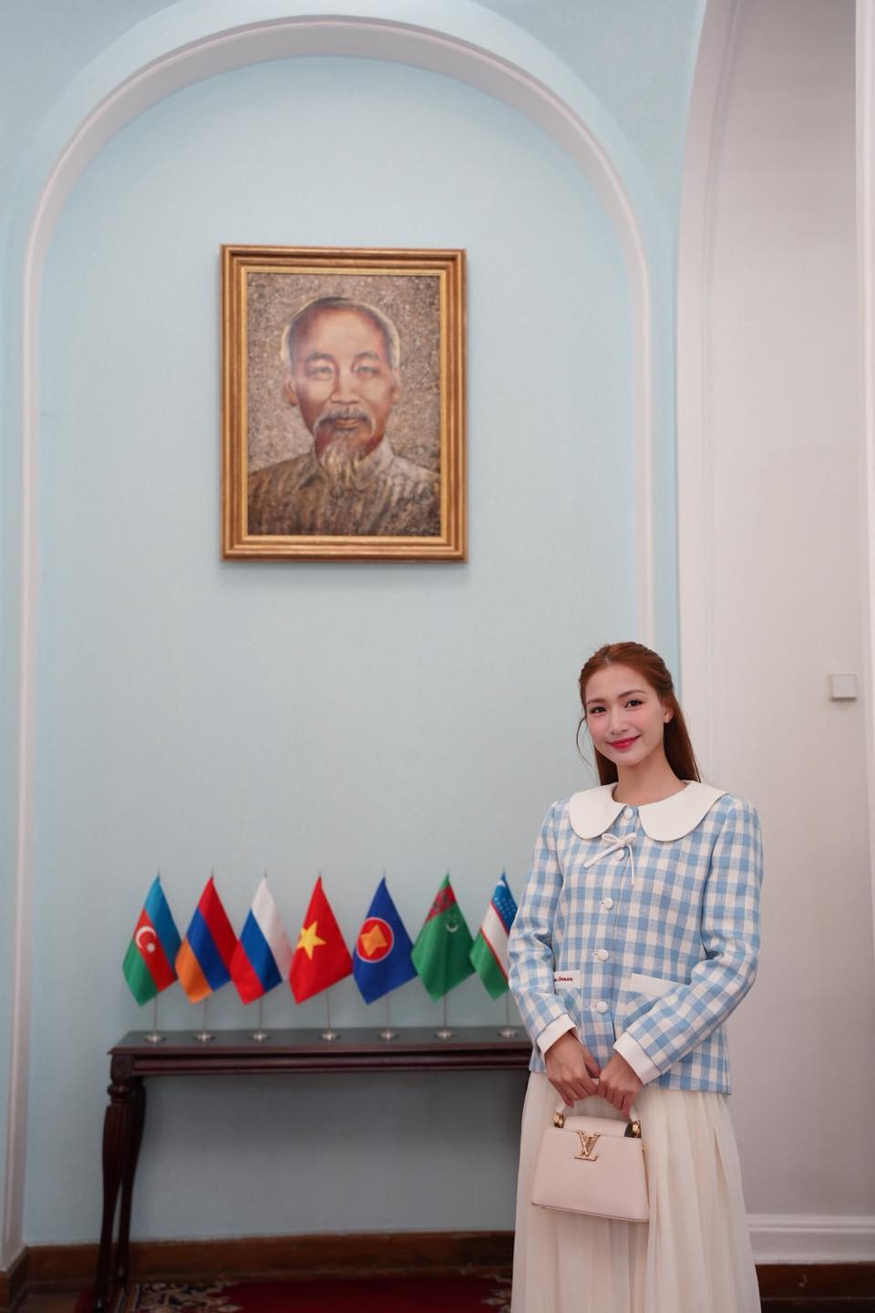 Hòa Minzy xách túi gần 200 triệu đồng chủ tịch tặng vi  nước Nga