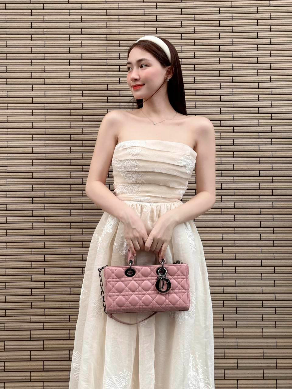 Hòa Minzy xách túi gần 200 triệu đồng chủ tịch tặng vi vu nước Nga