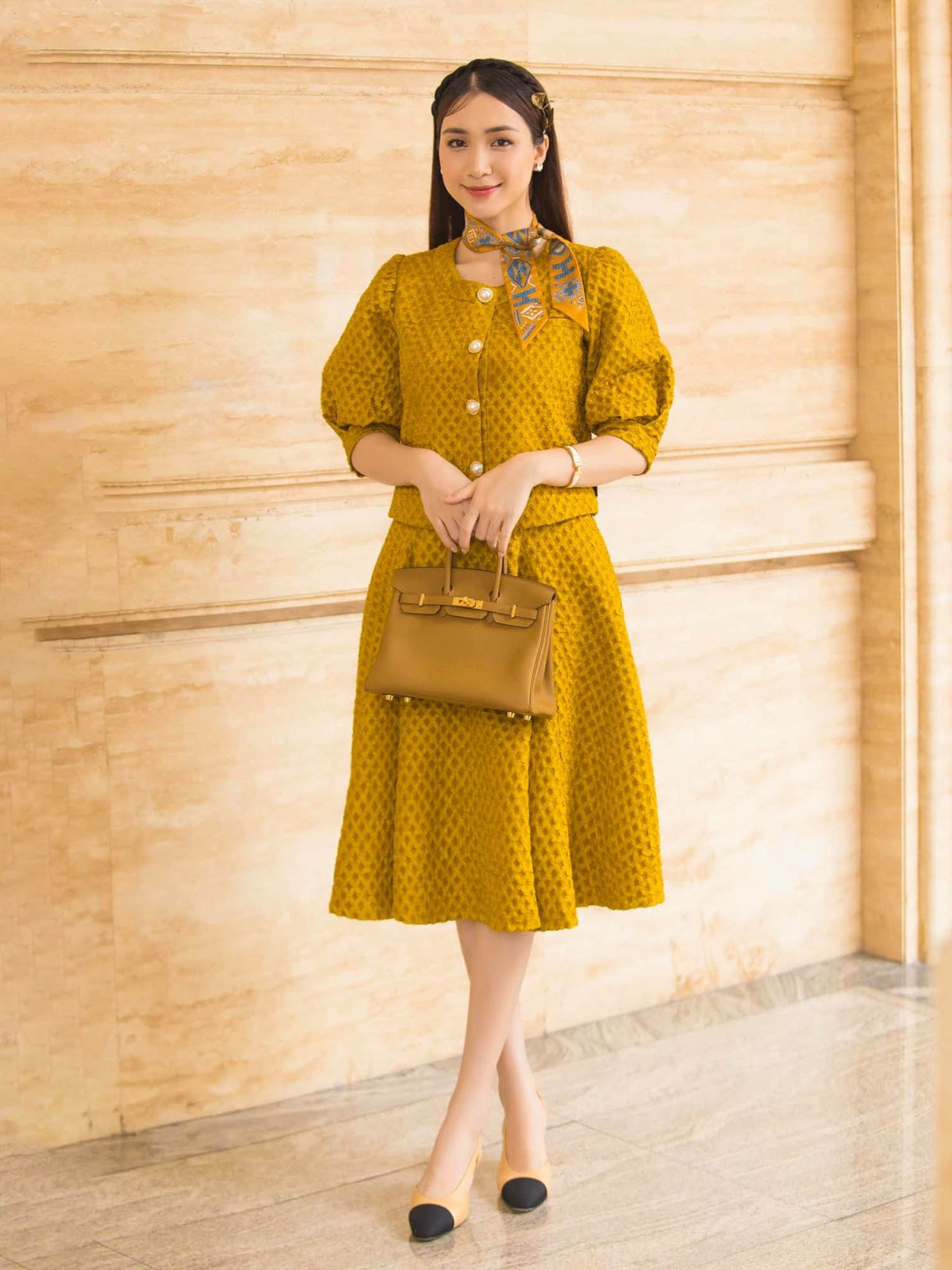 Hòa Minzy xách túi gần 200 triệu chủ tịch tặng vi vu nước Nga