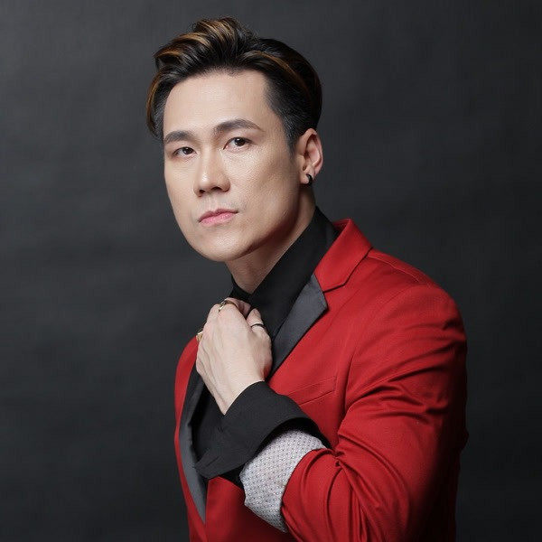 Khánh Phương xin lỗi sau ồn ào quảng cáo web cá độ