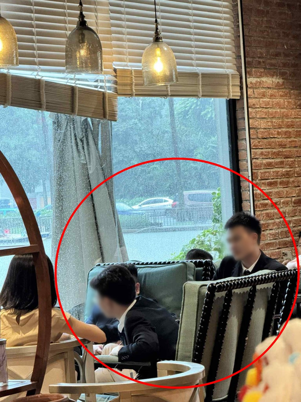 Lời nhắn nhủ khó tin của tổng tài sau khi đàn em bị bắt vì hành hung nhân viên quán cà phê