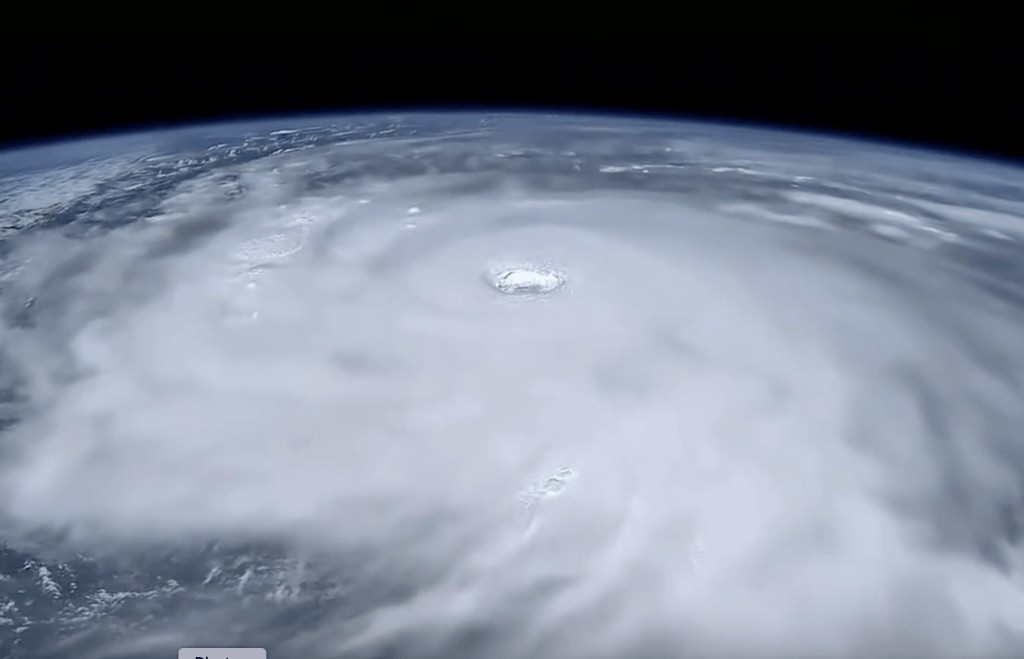 Mắt bão Ragasa nhìn từ vũ trụ: Hình ảnh khiến cả thế giới kinh ngạc - Ảnh 1.
