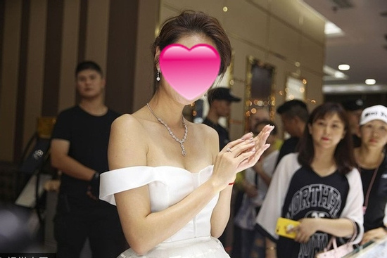 Nữ diễn viên đình đám showbiz ra sao sau khi chồng đi tù 14 năm, bị phạt hơn 2000 tỷ