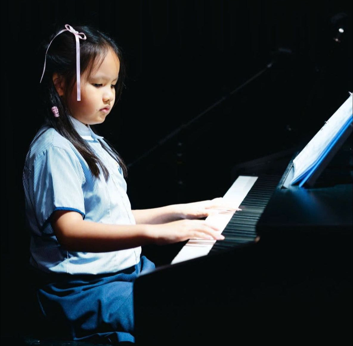 Bé gái chơi đàn gây sốt MXH: Thì ra là có mẹ là siêu mẫu, bố là đại gia hàng trăm tỷ, được dạy dỗ cực khéo! - Ảnh 1.