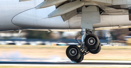 Cậu bé sống sót thần kỳ sau 94 phút trốn trong khoang chứa càng đáp máy bay