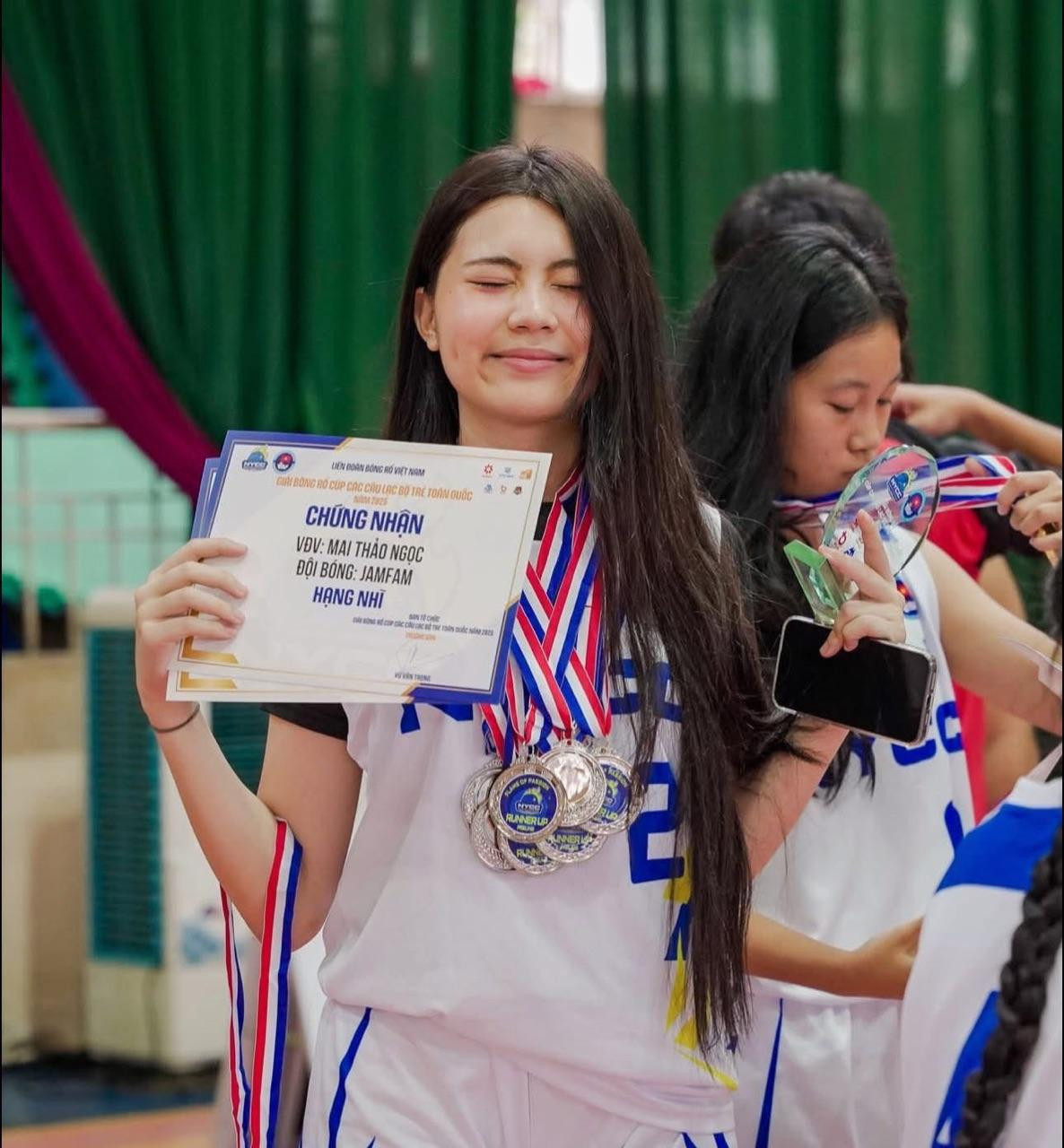 Con gái MC Quyền Linh gây sốt với loạt ảnh xinh đẹp được khen như gái Tây