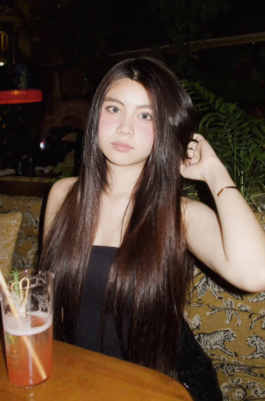 Con gái MC Quyền Linh gây sốt với loạt ảnh xinh đẹp được khen như gái Tây