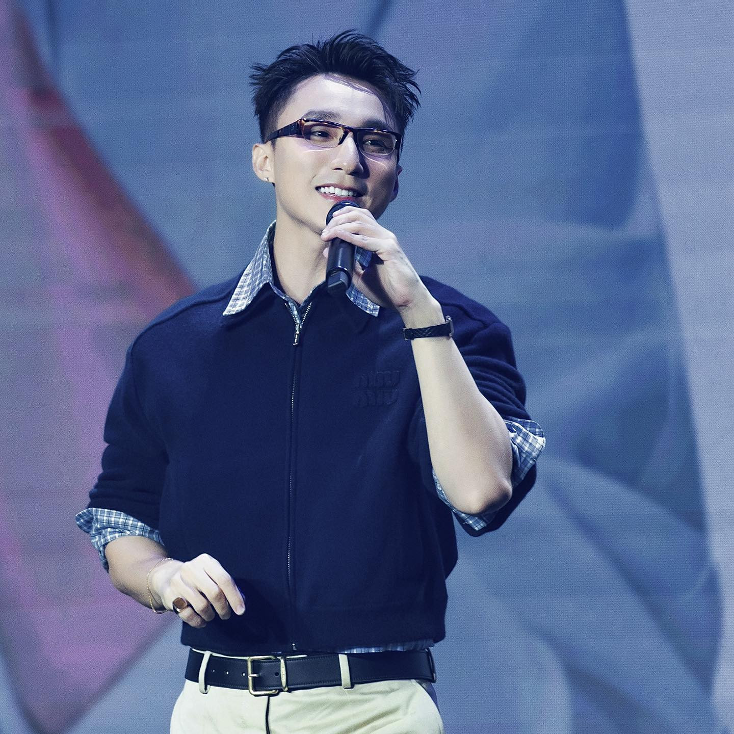 Đến Sơn Tùng cũng nhập vai tổng tài đi xin lỗi như ai bóc giá cả outfit mà choáng