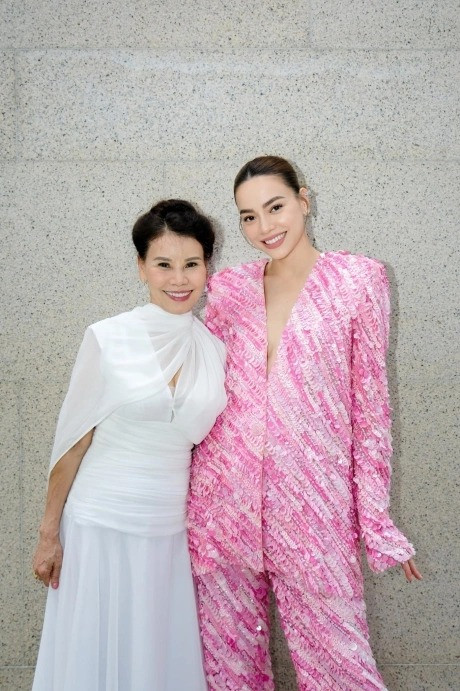 Sững sờ khoảnh khắc mẹ Hồ Ngọc Hà oằn mình tập yoga gân cốt nổi rõ ở tuổi U70