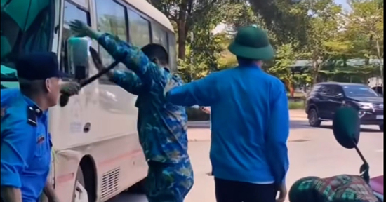 Khởi tố 3 bảo vệ dùng gậy đánh tài xế xe ôm đang đón bệnh nhân ở bệnh viện