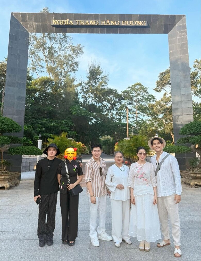 Lâm Bảo Châu khoe hình tình cảm bên Lệ Quyên mặc ồn ào