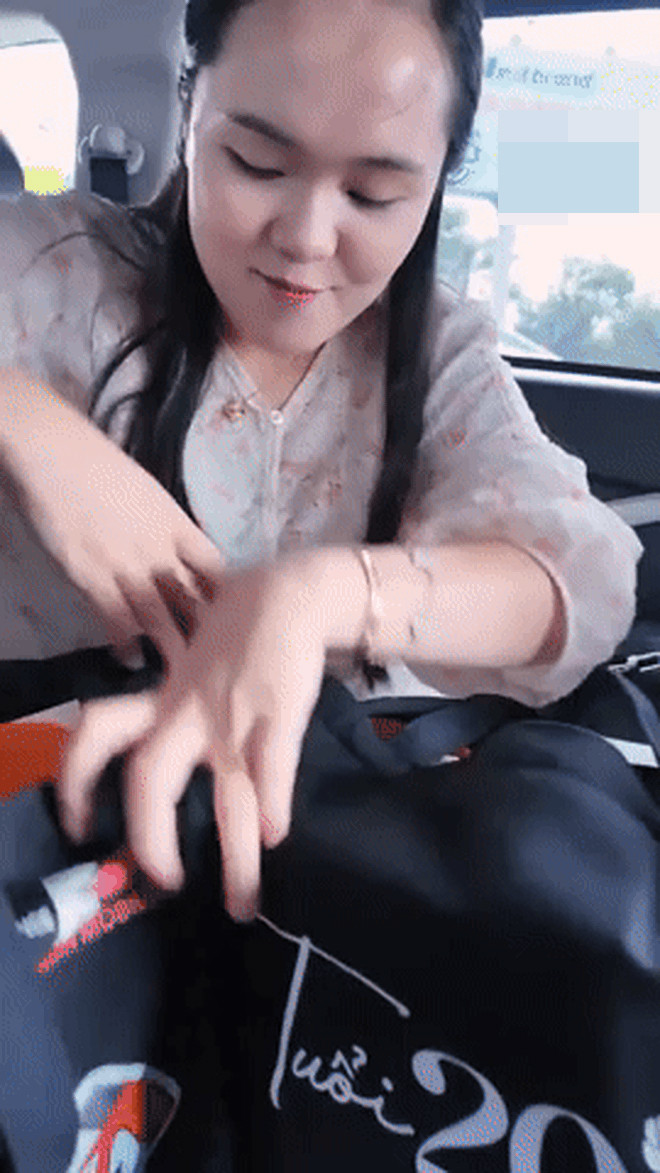 Lên đồ giản dị ra đón chồng nhan sắc vợ Đỗ Duy Mạnh khiến nhiều người ngã ngửa