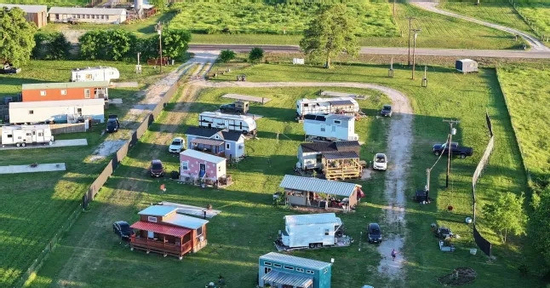 Người phụ nữ 70 tuổi chi tiền tỷ lập 'làng không đàn ông' để tránh rắc rối