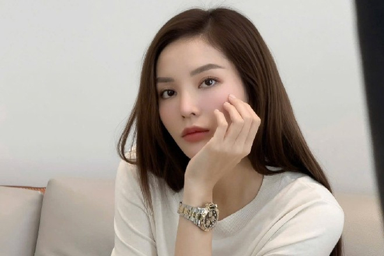 Sau ồn ào khoe đồng hồ tiền tỷ, Kỳ Duyên nói gì về cam kết xây 10 ngôi trường