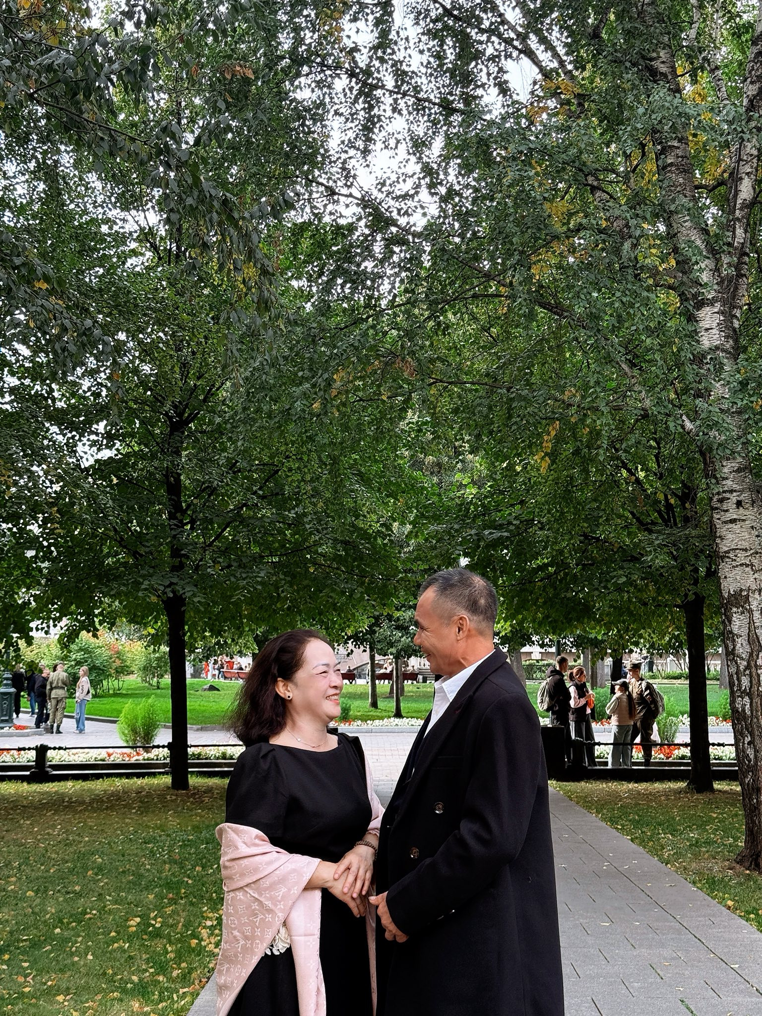 Bố mẹ Hòa Minzy hiếm khi lộ diện ngoại hình trẻ trung nhiều người ngưỡng mộ