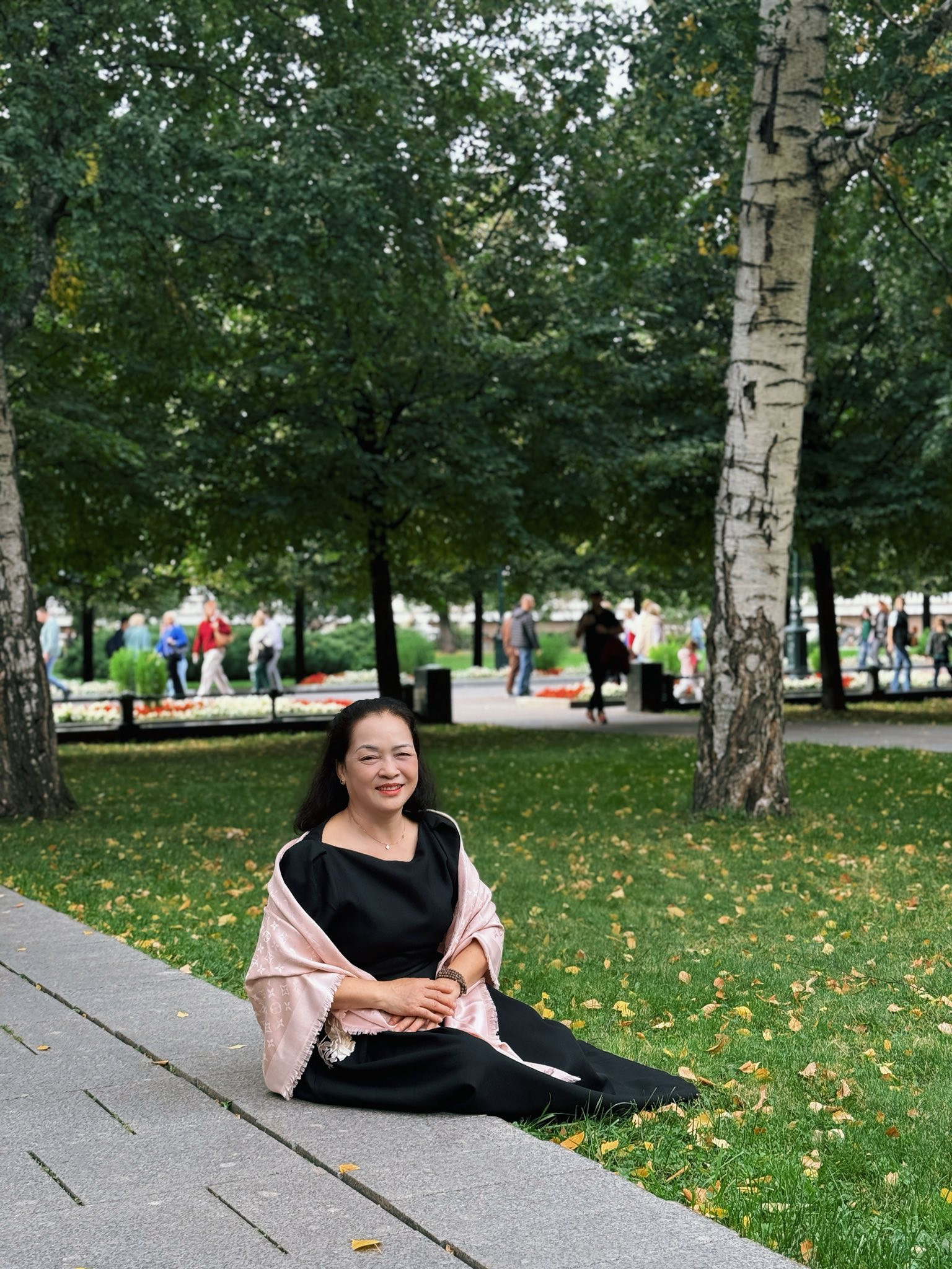 Bố mẹ Hòa Minzy hiếm khi lộ diện ngoại hình trẻ trung nhiều người ngưỡng mộ