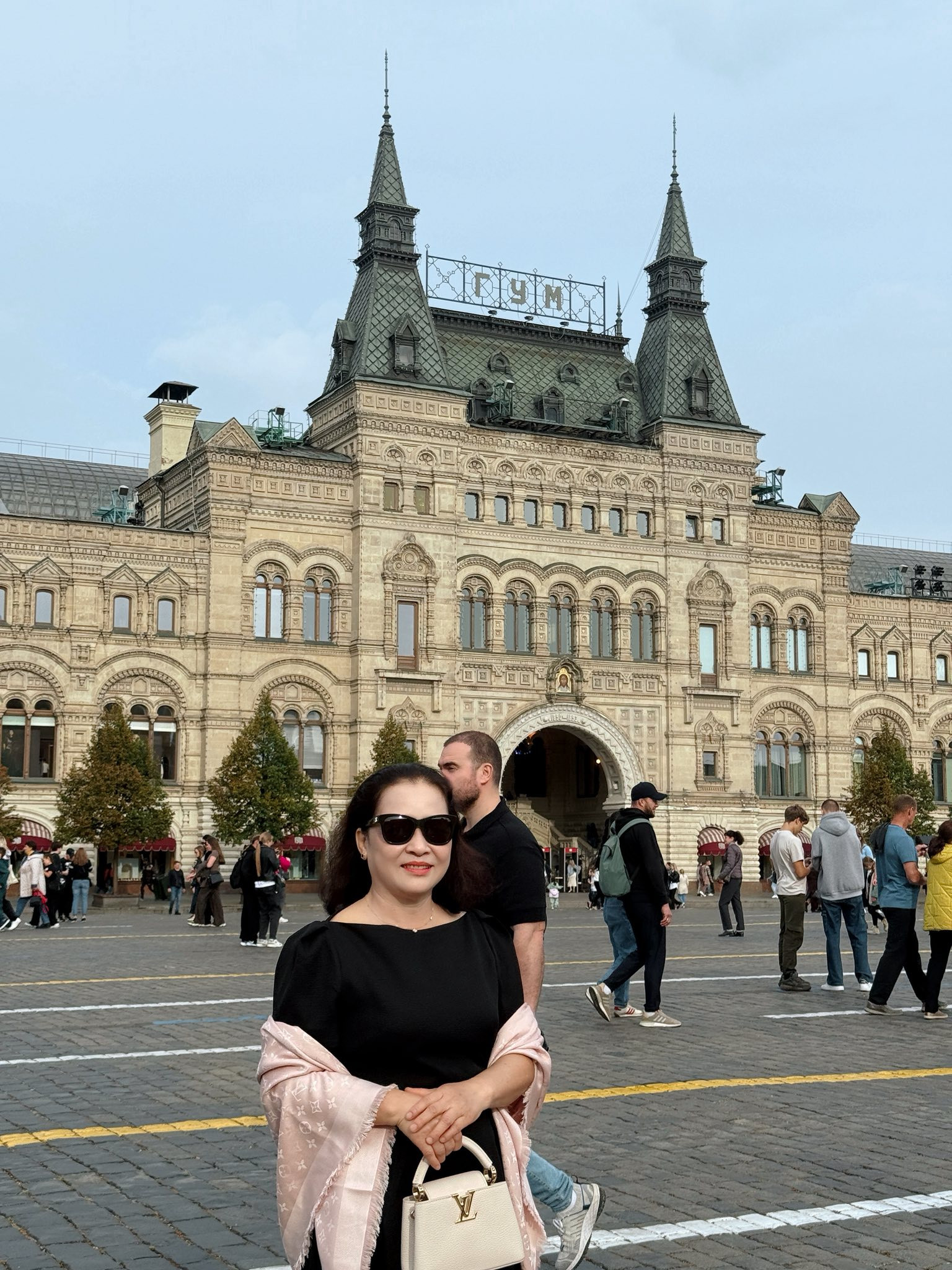 Bố mẹ Hòa Minzy hiếm khi lộ diện ngoại hình trẻ trung nhiều người ngưỡng mộ