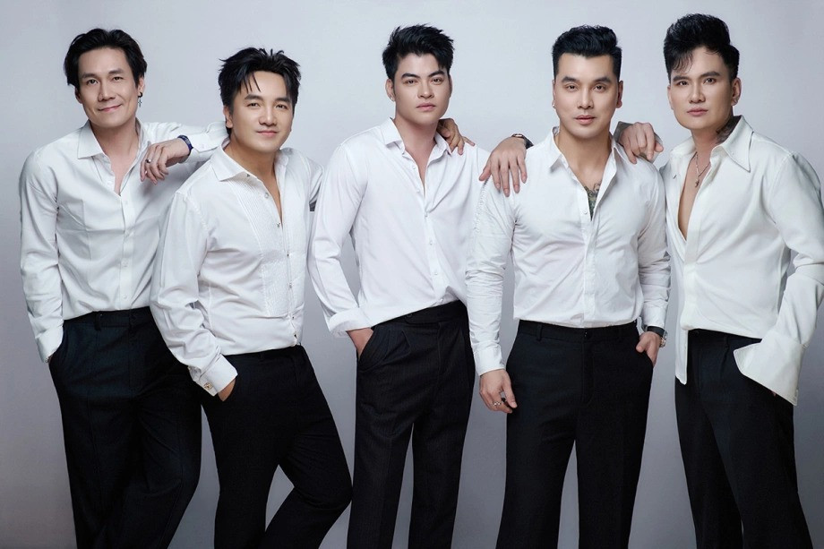 Ca sĩ Khánh Phương có mặt tại trụ sở Công an TPHCM để làm việc