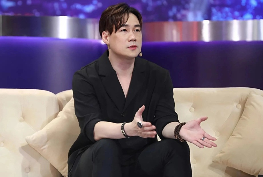 Ca sĩ Khánh Phương có mặt tại trụ sở Công an TPHCM để làm việc